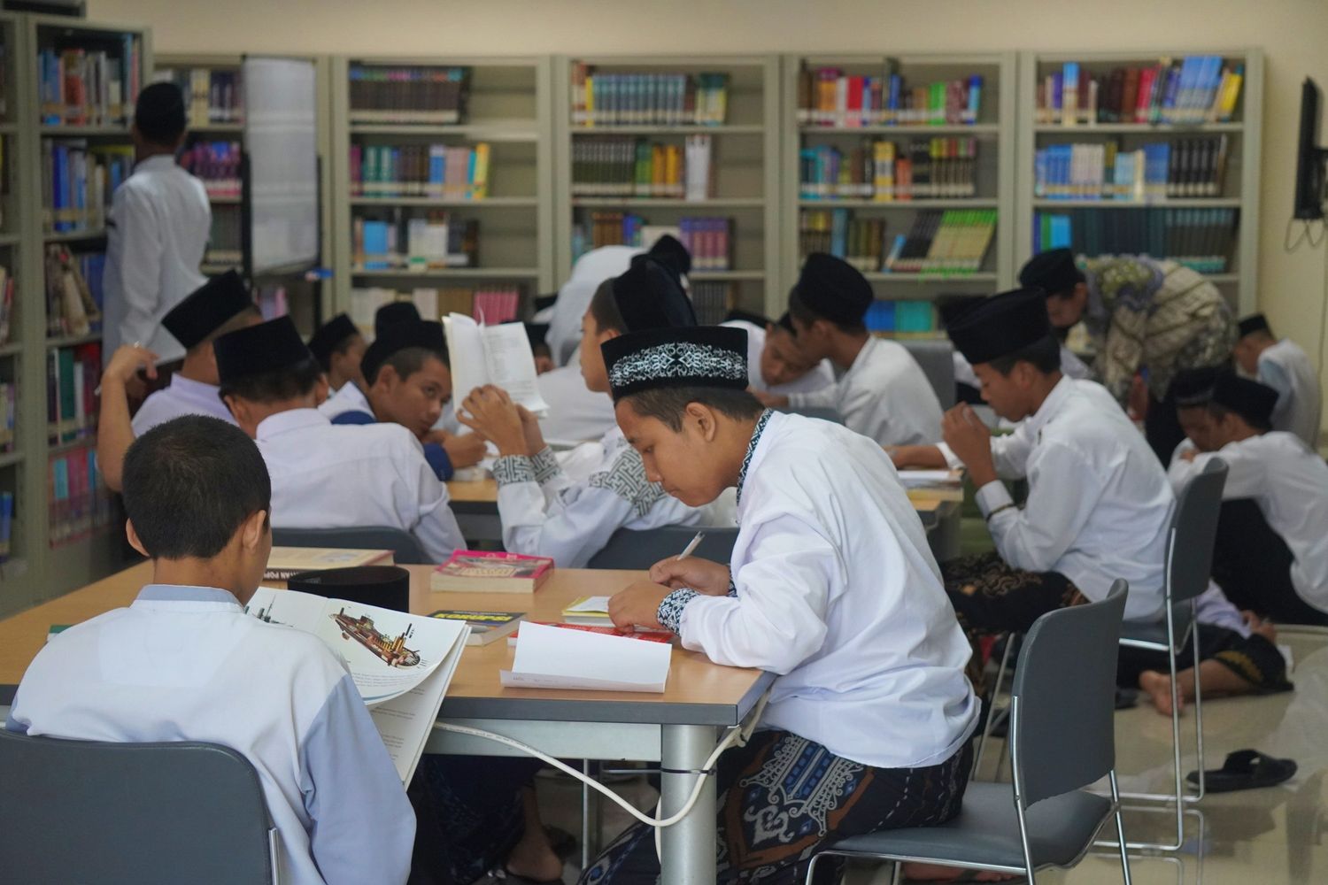 Perkuat Literasi dan Karakter, Santri Nurus Salam Lodoyo Lakukan Kunjungan Rutin ke Perpustakaan Bung Karno | Nusalodoyo